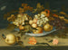 Naturstensbillede med en Delft-skål indeholdende frugt på en kant med blomster, insekter og en firben - Balthasar van der Ast — visning af kunstværket