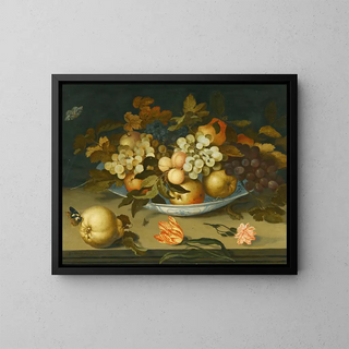 Naturstensbillede med en Delft-skål indeholdende frugt på en kant med blomster, insekter og en firben - Balthasar van der Ast — indrammet kunstværk på væggen