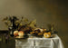 Pêches sur un plateau en argent, une tarte aux fruits, un petit pain, un roemer gravé et une cafetière en argent sur une table partiellement drapée - Cercle de Pieter Claesz — visning af kunstværket