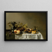 Pêches sur un plateau en argent, une tarte aux fruits, un petit pain, un roemer gravé et une cafetière en argent sur une table partiellement drapée - Cercle de Pieter Claesz — indrammet kunstværk på væggen
