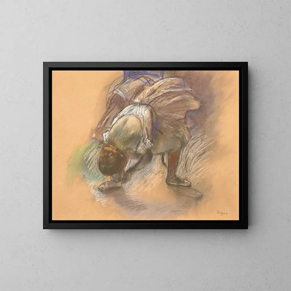 Danseuse justerer sin sko - Edgar Degas — indrammet kunstværk på væggen