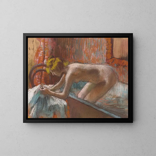 Kvindemaleri, der kommer ud af badet - Edgar Degas — indrammet kunstværk på væggen