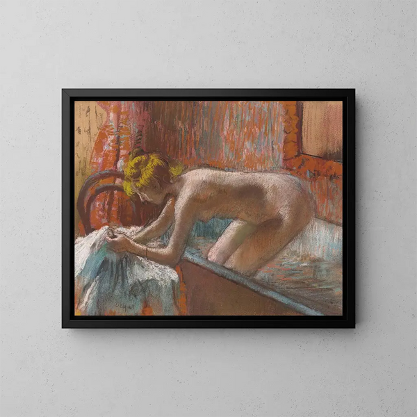 Kvindemaleri, der kommer ud af badet - Edgar Degas — indrammet kunstværk på væggen