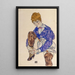 Portrait af kunstnerens siddende kvinde, der holder sit højre ben - Egon Schiele — indrammet kunstværk på væggen