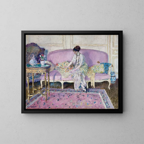 Kvinde siddende på en sofa i et interiør - Frederick Carl Frieseke — indrammet kunstværk på væggen