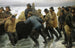 Fiskere, der kaster en kano - Michael Ancher — visning af kunstværket