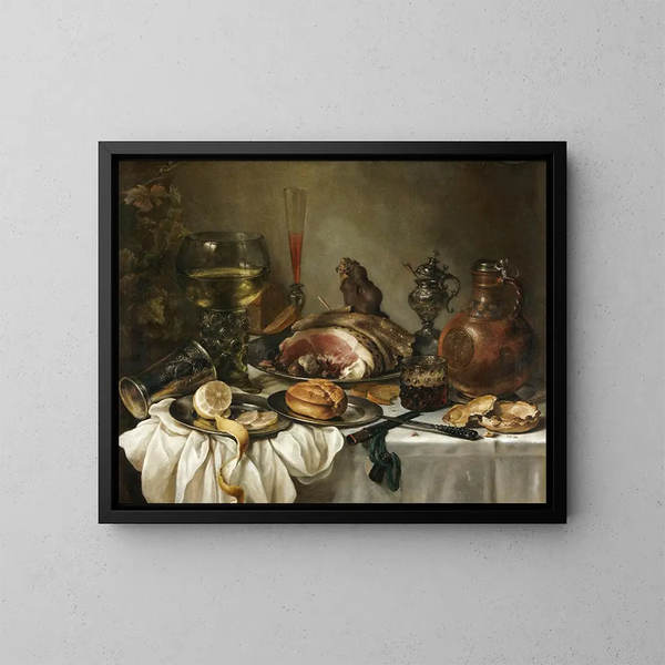 et stilleben med en roemer, en lerkrukke, et sølvbekendt op og ned, en skinke og andre genstande arrangeret på et borddække - Pieter Claesz — indrammet kunstværk på væggen