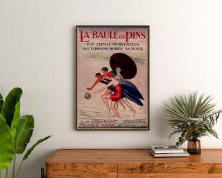 Bretagne-vintageplakat – La Baule-les-Pins, indrammet over en kommode i træ mellem planter.