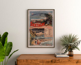 Bretagne-vintageplakat – Plages de Bretagne, jernbaner, indrammet over en kommode i træ mellem planter.