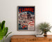 Vintage plakat Bretagne – Saint-Lunaire, havbade, indrammet over en trækommode mellem planter.