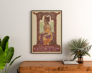 Historisk plakat – Kolonialudstilling i Semarang, 1914, indrammet over en kommode i træ mellem planter.