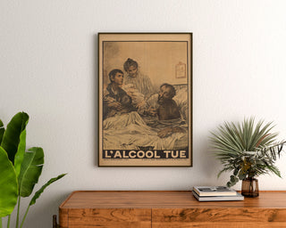 Historisk plakat – L’Alcool tue – Eugène Burnand, indrammet over en kommode i træ mellem planter.