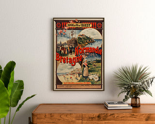 Vintage Normandie‑plakat – Normandie og Bretagne — chemins de fer de l’Ouest, indrammet over en trækommode mellem planter.
