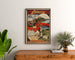 Vintage Normandie‑plakat – Normandie og Bretagne — chemins de fer de l’Ouest, indrammet over en trækommode mellem planter.