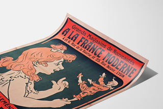 Vintage reklameplakat "À la France moderne, Lyon" vist på et let buet ark, set i perspektiv.