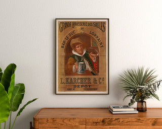 Vintage-reklameplakat Brasserie des Saules, Bar-le-Duc, indrammet over en trækommode mellem planter.