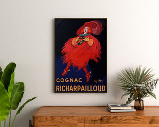 Vintage reklameplakat Cognac Richarpailloud, indrammet over en trækommode mellem planter.
