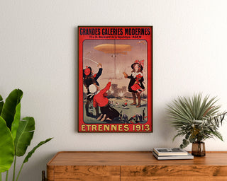 Vintage reklameplakat Grandes Galeries modernes, Agen, indrammet over en kommode i træ mellem planter.