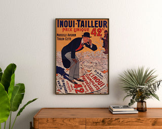 Vintage reklameplakat Inoui-Tailleur, indrammet over en kommode i træ, mellem planter.