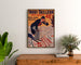 Vintage reklameplakat Inoui-Tailleur, indrammet over en kommode i træ, mellem planter.