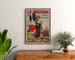 Vintage reklameplakat La Messine, likør, indrammet over en trækommode mellem planter.
