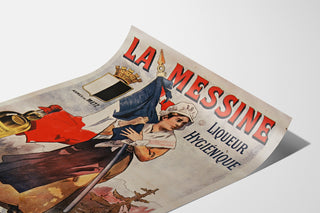 Vintage reklameplakat La Messine, likør, vist på et buet ark set i perspektiv.