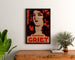 Vintage reklameplakat Perfumes Griet, indrammet over en trækommode mellem planter.