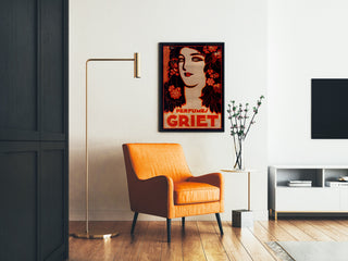 Vintage reklameplakat Perfumes Griet, indrammet i en stue med orange lænestol og gulvlampe.