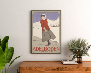 Vintage Schweiz-plakat – Adelboden – Carlo Pellegrini, 1905, indrammet over en trækommode mellem planter.