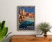 Vintage turistplakat – Avignon, romansk og middelalderlig Frankrig, indrammet over en kommode i træ, flankeret af planter.