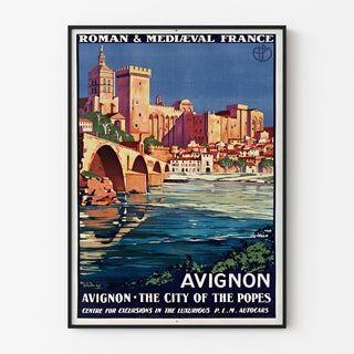Vintage turistplakat – Avignon, romansk og middelalderlig Frankrig, indrammet i en tynd ramme på en lys væg.