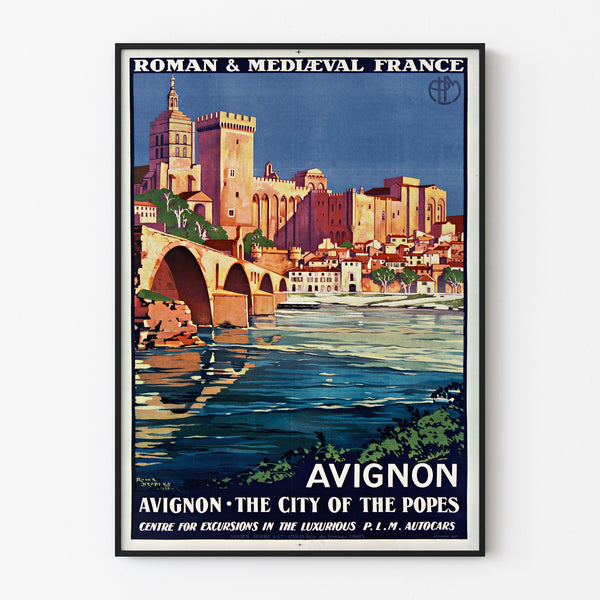 Vintage turistplakat – Avignon, romansk og middelalderlig Frankrig, indrammet i en tynd ramme på en lys væg.