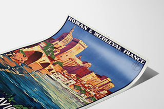 Vintage turistplakat – Avignon, romansk og middelalderlig Frankrig, vist på et bøjet ark, perspektivvisning.
