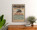 Vintage rejseplakat – Bagnoles, termiske kilder, indrammet over en kommode i træ mellem planter.