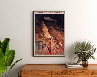 Vintage turistplakat – Grottes de Lacave, Rocamadour, indrammet over en kommode i træ mellem planter.