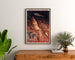 Vintage turistplakat – Grottes de Lacave, Rocamadour, indrammet over en kommode i træ mellem planter.
