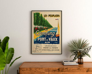 Vintage turistplakat – Les Peupliers, camping ved Pont-de-Vaux, indrammet over en kommode af træ mellem planter.