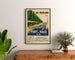 Vintage turistplakat – Les Peupliers, camping ved Pont-de-Vaux, indrammet over en kommode af træ mellem planter.
