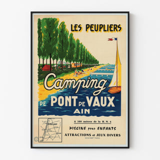 Vintage turistplakat – Les Peupliers, camping ved Pont-de-Vaux, vist i en tynd ramme på en lys væg.