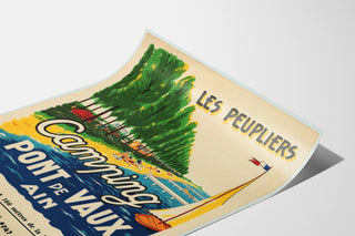Vintage turistplakat – Les Peupliers, camping ved Pont-de-Vaux, vist på et buet ark set i perspektiv.