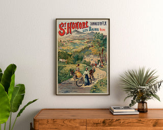 Vintage turistplakat – Saint-Honoré-les-Bains, termiske kilder, indrammet over en trækommode mellem planter.