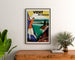 Vintage turistplakat – Vichy, kilder og turisme, indrammet over en trækommode mellem planter.