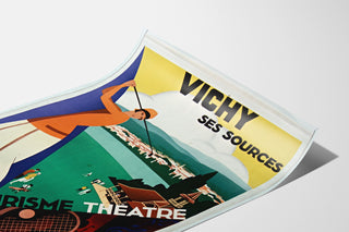 Vintage turistplakat – Vichy, kilder og turisme, vist på en buet papirlap i perspektiv.