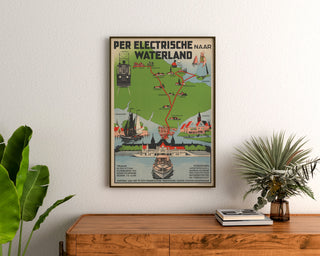 Vintage turistplakat – Waterland, elektrisk sporvogn, indrammet over en kommode i træ mellem planter.