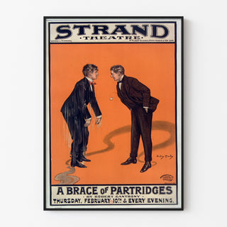 Vintageplakat A Brace of Partridges, Strand Theatre, vist i en tynd ramme på en lys væg.