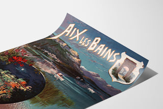 Vintage plakat "Aix-les-Bains, fête de nuit" vist på et let buet ark, set i perspektiv.