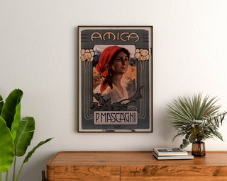 Vintageplakat Amica, opera, indrammet over en trækommode, mellem planter.