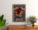 Vintageplakat Amica, opera, indrammet over en trækommode, mellem planter.