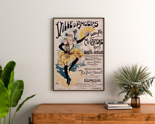 Vintageplakat Angers, midt-karneval, indrammet over en kommode i træ mellem planter.