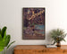 Vintage plakat Arcachon, vintersæson, indrammet over en trækommode mellem planter.